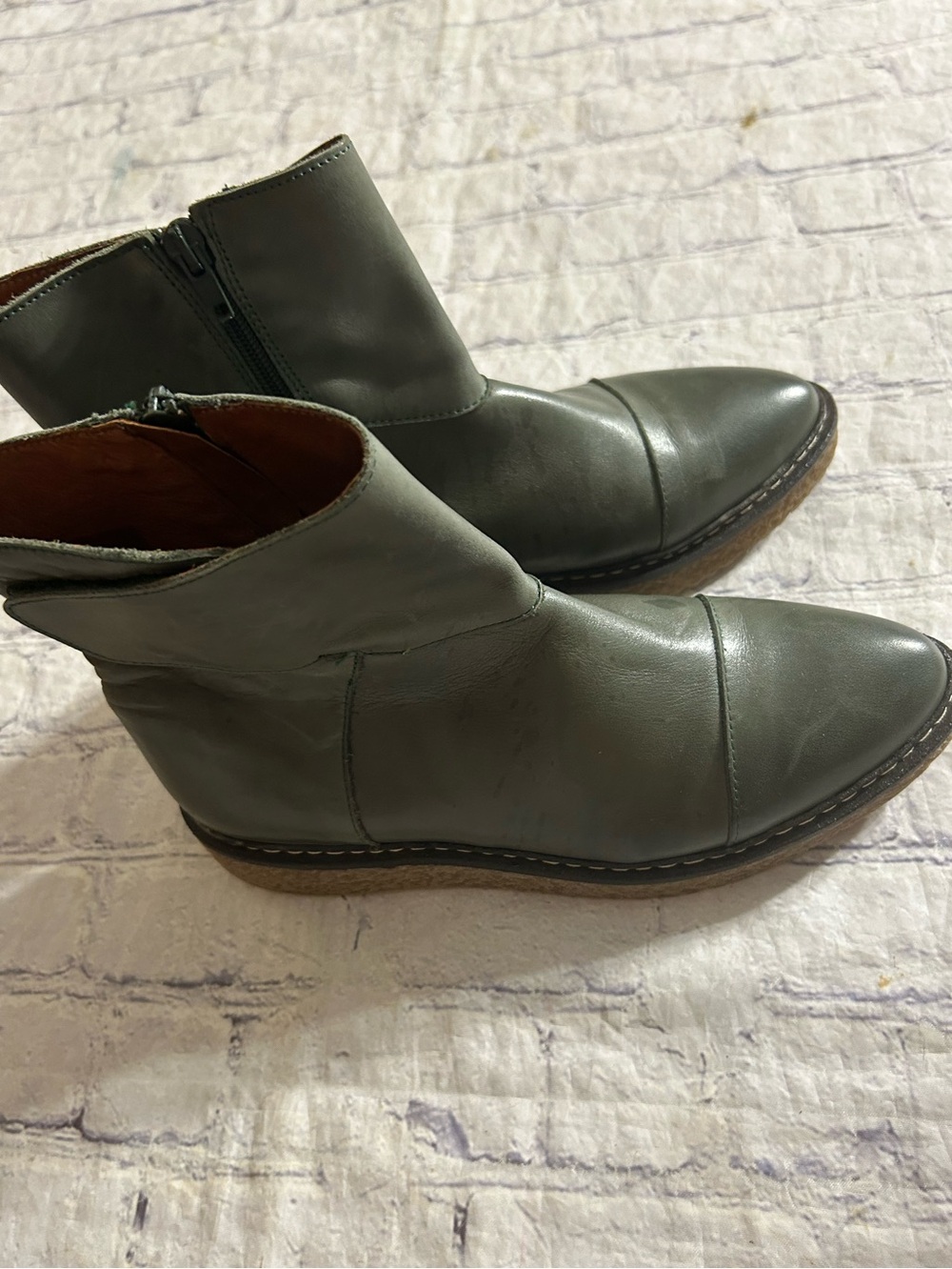ERIC MICHAEL PORTUGAL OLIVE GREEN LEATHER VELCRO STRAP SIDE ZIP GUM SOLES 37